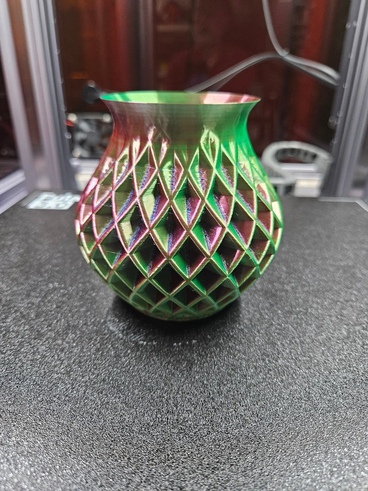 SUNLU tri-color vase: Mixed pink and green reflections.